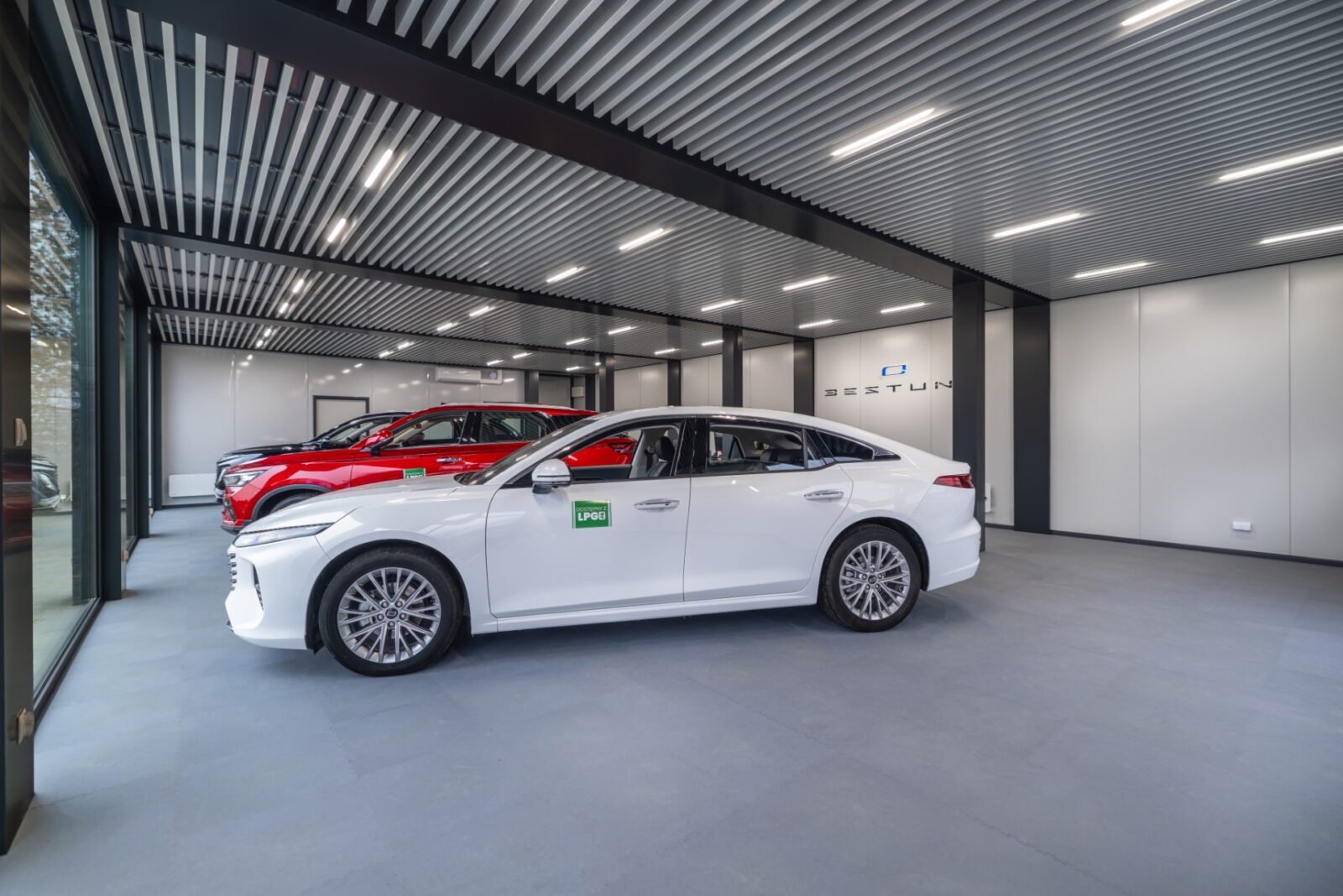 kontenery wystawowe na samochody